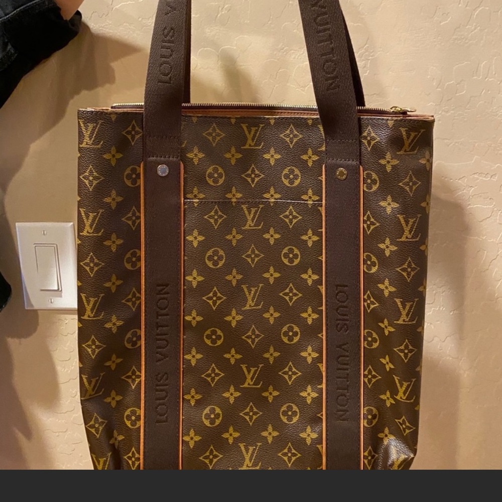 I purchased this bag and used it once. There are no tags. It’s authentic 100%
